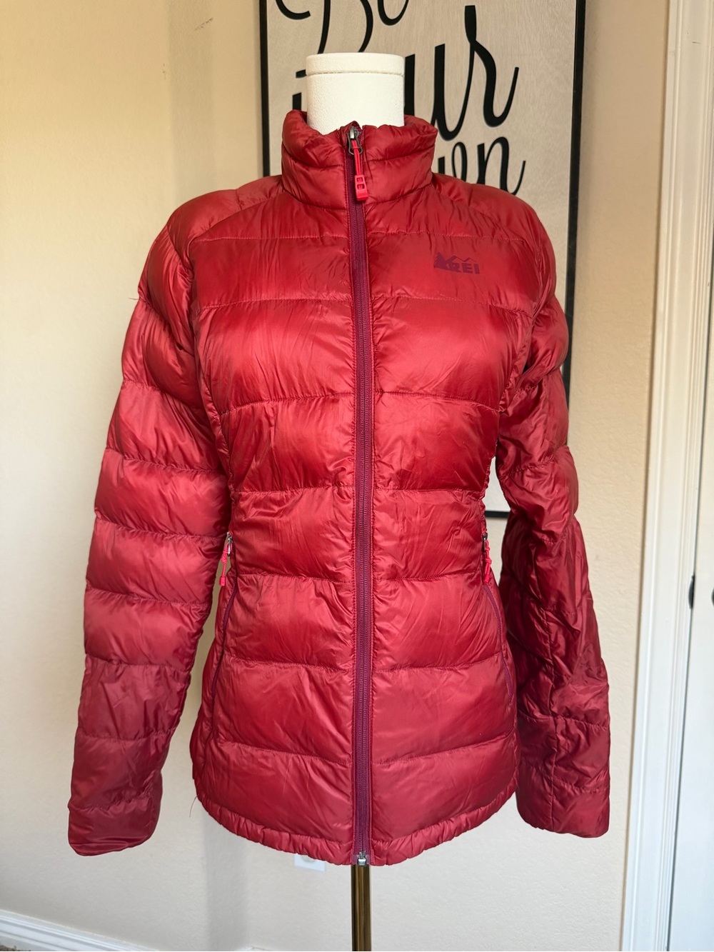 Lightweight insulated REI puffer jacket in a beautiful burgundy red. Features a